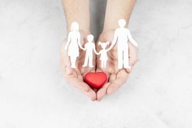 cuore in mano con bambini stilizzati