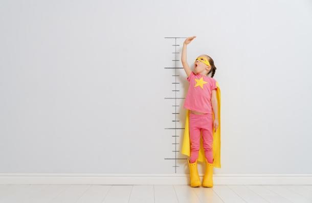 bambina che si misura l'altezza