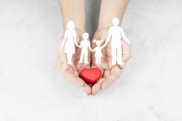 cuore in mano con bambini stilizzati